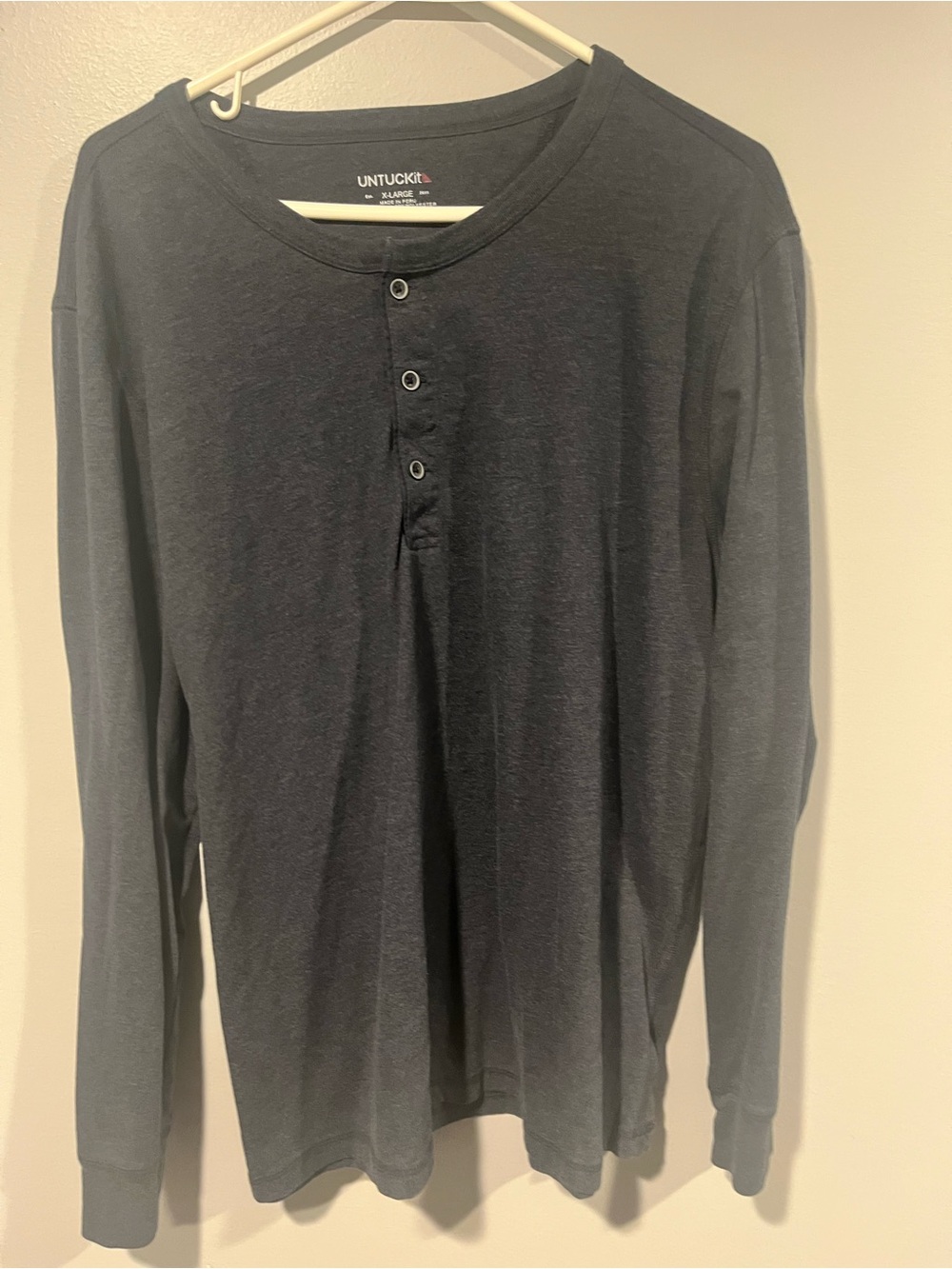 UNTUCKit Men's Long-Sleeve Henley Shirt in Navy